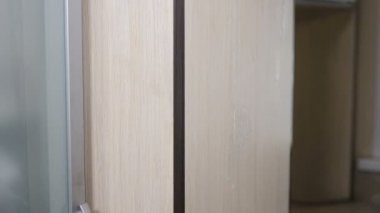 Temizlik ve sterilizasyon konsepti. Koruyucu mavi eldivenli, ıslak mendil ve spreyle mobilyaları temizleyen kadın eli. Coronavirus ev ve işyerinde önleme yayıldı. Yakın plan. 4k video