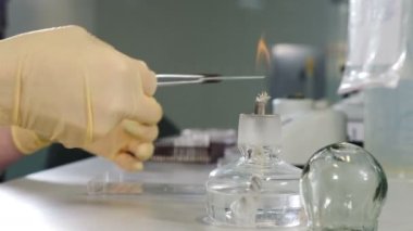 Modern mikrobiyoloji hastanesinde çalışan bir bilim adamı. İnsan analiz laboratuvarında tıbbi üniformalı bir kadın araştırmacı. Yakın plan. Sağlık konsepti. 4k görüntü
