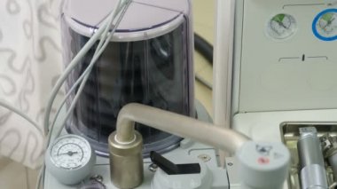 Ameliyat odası ve deneyimli cerrahlar hayat kurtarıyor. Yapay akciğerler için tıbbi bir cihaz. Oksijen havalandırması çalışıyor. Akciğer motoru hareket ediyor. Zatürree teşhisi. COVID-19 ve Coronavirüs