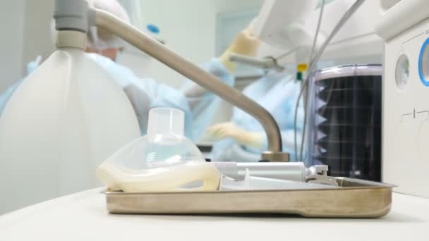Tıp Merkezi Hastanesi vantilatörleri diş cerrahisinde nefes alıyor. Profesyonel diş cerrahlarından oluşan bir ekip genel anestezi ile hastaya invazif ameliyatlar yapıyor. 4k görüntü — Stok video