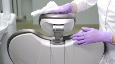 Temizlik, sterilizasyon ve diş hekimliğinde tıbbi dezenfekte ünitesi, ameliyat tesisi. Asistanının yakın çekimi tıbbi cihazları dezenfektan solüsyonuyla siliyor. 4k görüntü