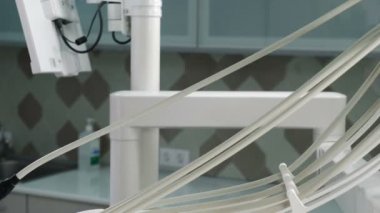 İşlem, temizlik, sterilizasyon ve diş hekimliğinde tıbbi dezenfekte, ameliyat tesisi. Asistanının yakın çekimi tıbbi cihazları dezenfektan solüsyonuyla siliyor. 4 bin.