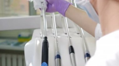 İşlem, temizlik, sterilizasyon ve diş hekimliğinde tıbbi dezenfekte, ameliyat tesisi. Asistanının yakın çekimi tıbbi cihazları dezenfektan solüsyonuyla siliyor. 4 bin.