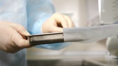 Sterilize edilmiş diş aletleri. Otoklavda daha fazla dezenfeksiyon için dişçi aletlerini el sanatları paketine koyuyorum. Dişçi sterilizasyon için aletler hazırlar, mikroorganizmaları sterilizasyon öldürür. 4 bin.