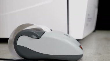 Modern dişçilikte. Otoklavda çalışan kadın dişçi asistanı. Dezenfeksiyondan sonra kağıt çek yazdırılıyor. Diş temizliği, sterilizasyon ve dezenfekte tıbbi araçları