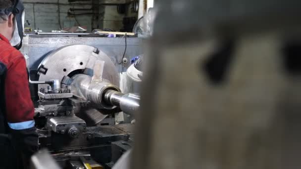 Close-up de produção de equipamentos derrick. Máquina de trituração de metalurgia produz detalhes de metal na fábrica. Corte de metal moderna tecnologia de processamento. Operação metal de torno de máquina de alta tecnologia — Vídeo de Stock