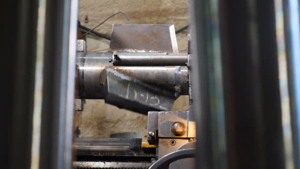 Production de matériel de derrick, gros plan. Tour CNC Machinemakes Metal Detail sur l'usine. détail tournant. Tournage tour à l'usine de constructions métalliques. Industrie lourde et métallurgie. Vidéo 4 k — Video