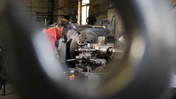 Un disparo constante de grúa suspendida trabajando en fábrica. Gancho de grúa metálica colgando dentro de fábrica industrial. Interior de la planta con equipo borroso y detalles ya hechos en desenfoque sobre el fondo. Pesado — Vídeo de stock