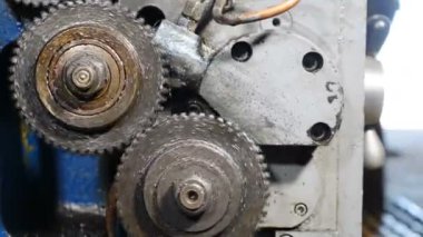 Paslı dişliler torna tezgahında dönüyor. Metal Fabrikası Fabrika 'da Metal Detayı Üretiyor. Metal işleme makinesi operasyonu. Eski makine detayları, yakın plan. 4k görüntü