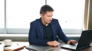 Depresyondaki umutsuz adam mali sorunlar için endişeleniyor. Stresli işadamı, evde ya da ofiste oturan borç, bütçe kaybı, iflası düşünmekten sıkılmış gibi görünüyor. Endişeli iş