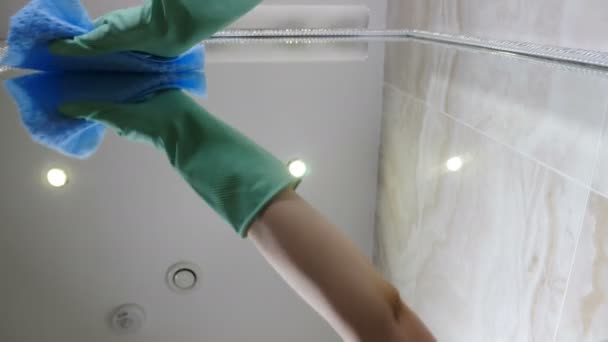 Moderno servizio di ceaning. personale dell'hotel pulire specchio in bagno. Cameriera in guanti protettivi specchio di pulizia in bagno. 4K filmati — Video Stock