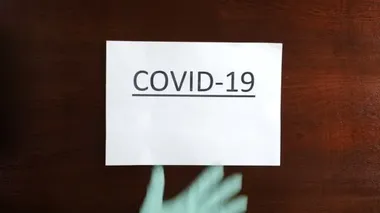 Koruyucu eldiveni teslim et. Götür ve kapıdan kırışık bir kâğıt parçası getir. Corona virüsü ve salgının sonu. Yakın plan. Artık kısıtlama yok. Karantina süresi bitti. 4k görüntü