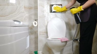 Temizlik şirketi. Tuvaletlerdeki krom kaplama klozet düğmeleri, bidonlar. Cila sapları. Otelde temizlik. Otel çalışanlarının evdeki tuvaletleri silerken yakın plan çekimleri.