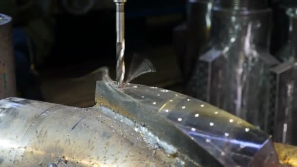 Concepto de ingeniería, industria pesada, tecnología, cerrajero y construcción. Perforación de metal detalle cilíndrico en la máquina haciendo agujero con perforaciones de movimiento circular de material. 4 k vídeo — Vídeos de Stock