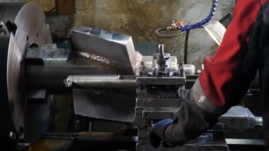 Derrick ekipmanı üretiyor, yakın plan. CNC Torna Makinesi Fabrika 'daki Metal Detayı. Detaylar değişiyor. Metal İnşaat Fabrikası 'nda torna tezgahı. Ağır sanayi ve metal işi. 4k video