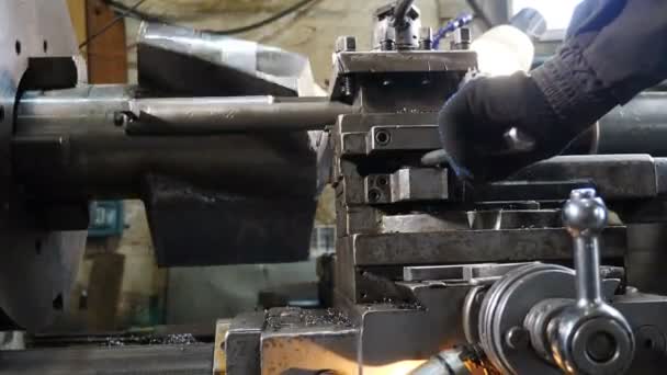 旋盤を動作中。旋削加工の古い旋削旋盤機械は、切断によって糸を生産します。内側のネジをタップし、クローズアップ。金属加工機は工場で金属の詳細を生成します。四キロ — ストック動画