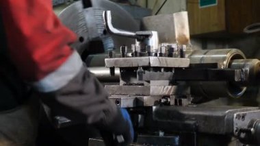 Derrick ekipman üretirken yakın çekim. Metal Fabrikası Fabrika 'da Metal Detayı Üretiyor. Metal modern işleme teknolojisi kesiliyor. Yüksek teknoloji ürünü torna makinesi.