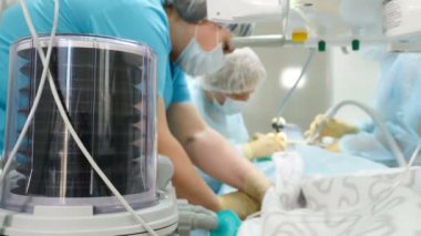 Tıp Merkezi Hastanesi vantilatörleri diş cerrahisinde nefes alıyor. Profesyonel diş cerrahlarından oluşan bir ekip genel anestezi ile hastaya invazif ameliyatlar yapıyor. 4k görüntü