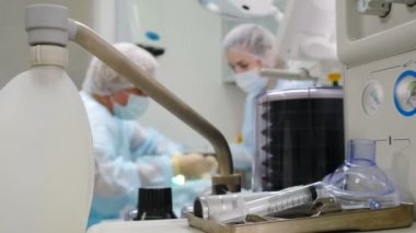 Tıp Merkezi Hastanesi vantilatörleri diş cerrahisinde nefes alıyor. Profesyonel diş cerrahlarından oluşan bir ekip genel anestezi ile hastaya invazif ameliyatlar yapıyor. 4k görüntü