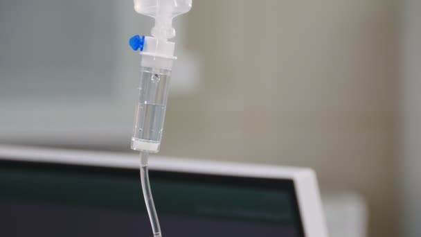 Intraveneuze druppelaar met medicijn in focus. druppeldruppels. Medische kliniek. Het redden van het leven concept. 4 k video — Stockvideo