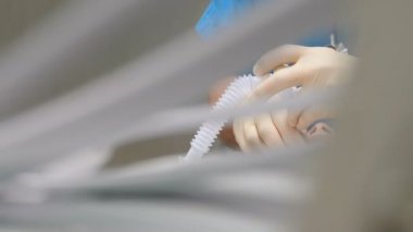 Cerrahi ekipman, ameliyat oksijen makinesi. Yüzünde maske ve tüple anestezi altında bulanık bir hasta, ameliyathanede prosedür. Yapay solunum tüpü hastanın vücuduna yerleştirildi.