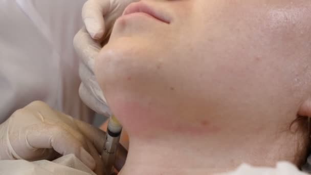 La cara rejuvenece en la clínica de belleza. Beautician manos en guantes haciendo cara anti-envejecimiento elevación de inyección a la barbilla femenina. mujer obtiene belleza procedimiento de cosmetología facial. inyecciones de colágeno. Full hd — Vídeo de stock