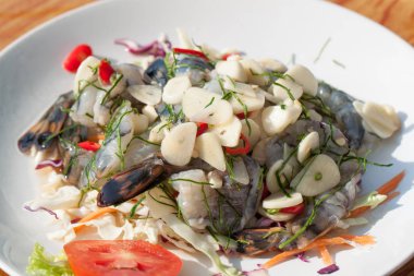 Çiğ karides ile baharatlı salata