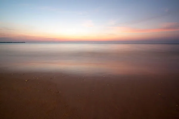 Pôr do sol na praia no sul da Tailândia — Fotografia de Stock