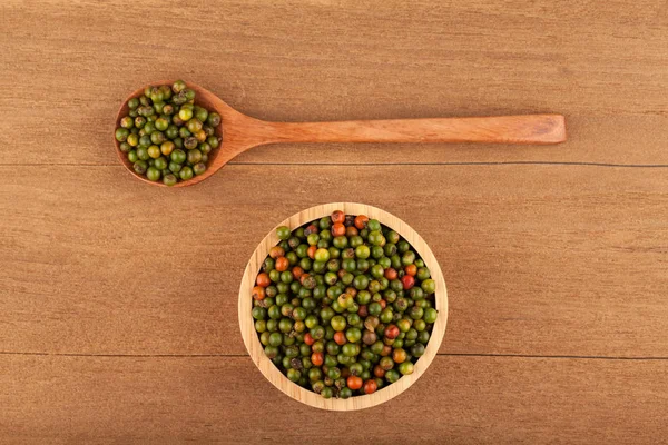 Granos de pimienta verde y naranja frescos — Foto de Stock