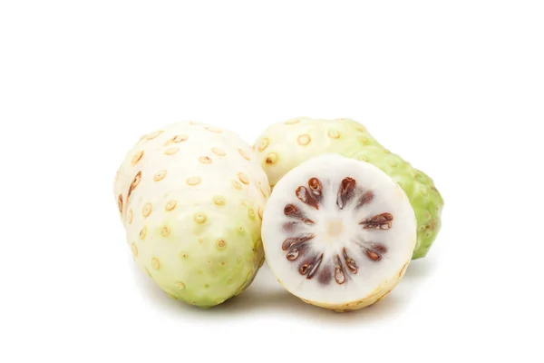 Fruta Noni isolada — Fotografia de Stock