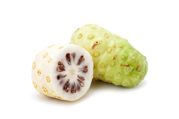 Fruta Noni isolada — Fotografia de Stock