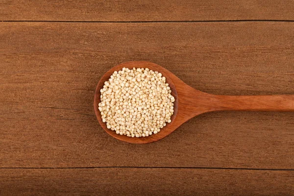 Quinoa in houten kom — Stockfoto