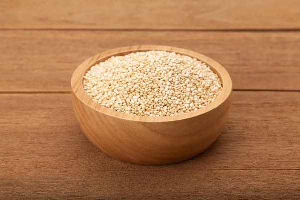 Quinoa in houten kom — Stockfoto