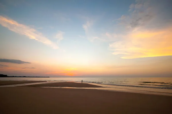 Після заходу сонця на пляжі — стокове фото