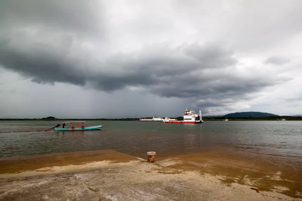 Barco balsa sob nuvem de chuva — Fotografia de Stock