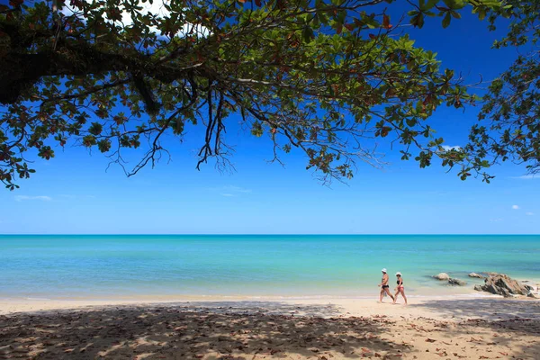 El turista camina por la playa —  Fotos de Stock