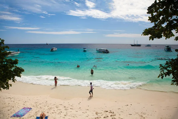 Туристический и катер отдых на пляже на Аналогичном острове — стоковое фото