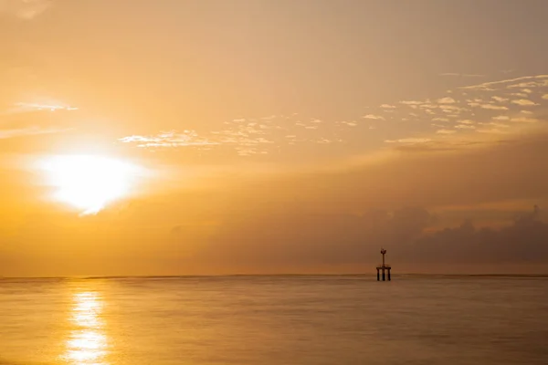 Deniz feneri ile sahilde günbatımı — Stok fotoğraf