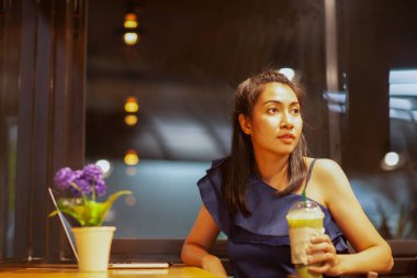 Kafedeki genç Asyalı kadın.