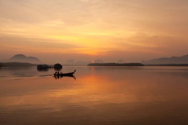 Sam Chong Tai, Takuathung, Phang Nga, Tayland 'ın güneyinde uzun kuyruklu tekneyle gün doğumunun Coloful manzarası
