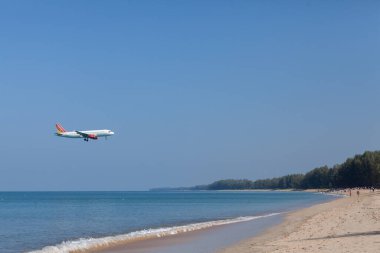 Phuket - Tayland; 19 Şubat 2019: Vietnam 'dan uluslararası düşük maliyetli havayolu şirketi Mai Khao plajı yakınlarındaki Phuket uluslararası havaalanına iniyor ve daha fazla insan uçakla fotoğraf çekmekten zevk alıyor.