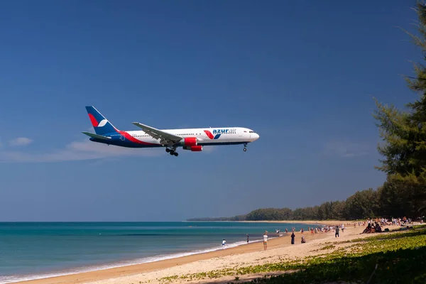 Phuket - Tayland; 16 Şubat 2019: Azur Air, Rusya 'da bulunan ve Mai Khao plajı yakınlarındaki Phuket uluslararası havaalanına inen bir havayolu şirketidir.