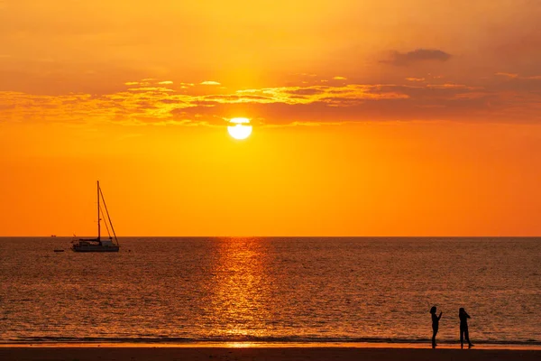 Люди Стоять Пляжі Використовували Целюлозу Чекали Заходу Сонця — стокове фото