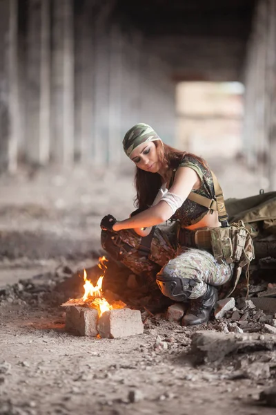 Chica Uniforme Con Armas Soldado Guerra — Foto de Stock