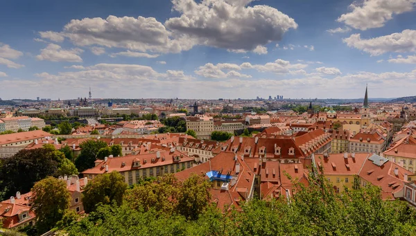 Prague vue sur la ville et les toits du château de Prague — Photo