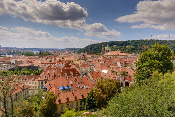 Prague vue sur la ville et les toits du château de Prague — Photo