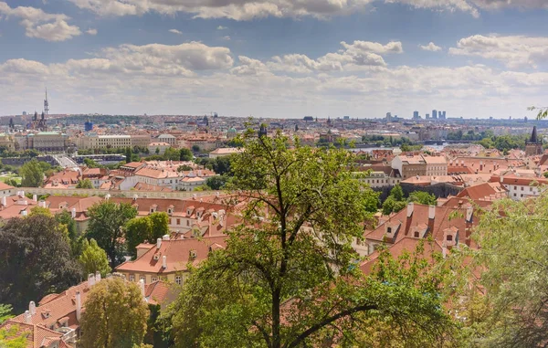 Prager Stadtblick und Skyline von der Prager Burg — Stockfoto