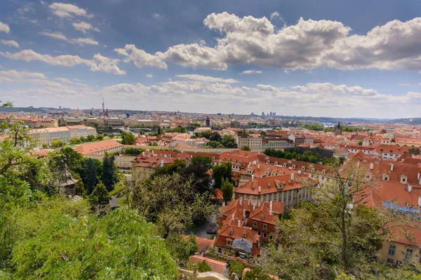 Prague vue sur la ville et les toits du château de Prague — Photo