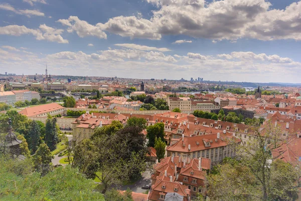 Prague vue sur la ville et les toits du château de Prague — Photo