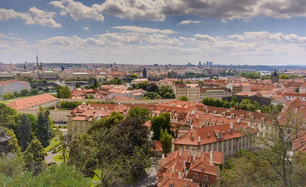 Prague vue sur la ville et les toits du château de Prague — Photo